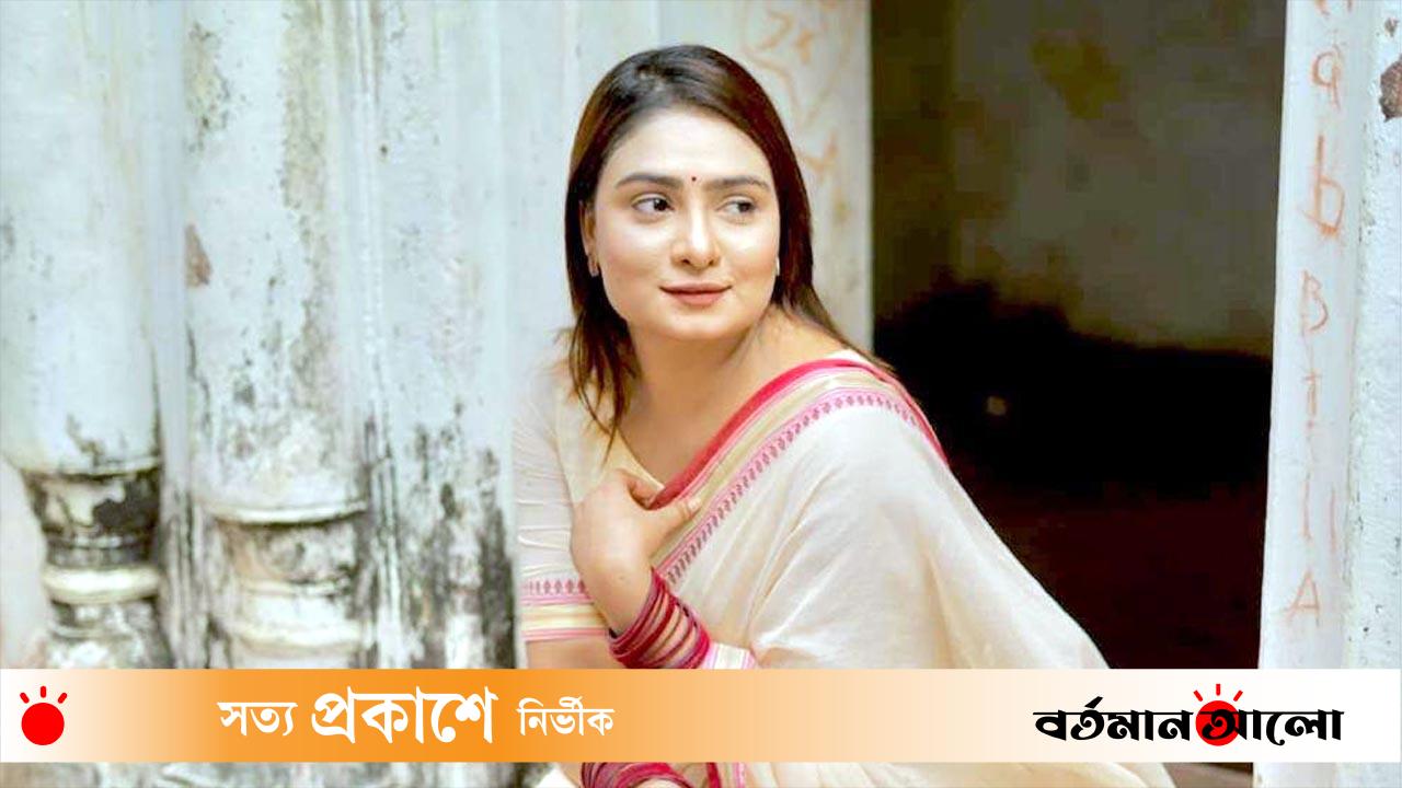 সাদিয়া লিজার ‘লাল শাড়ি’