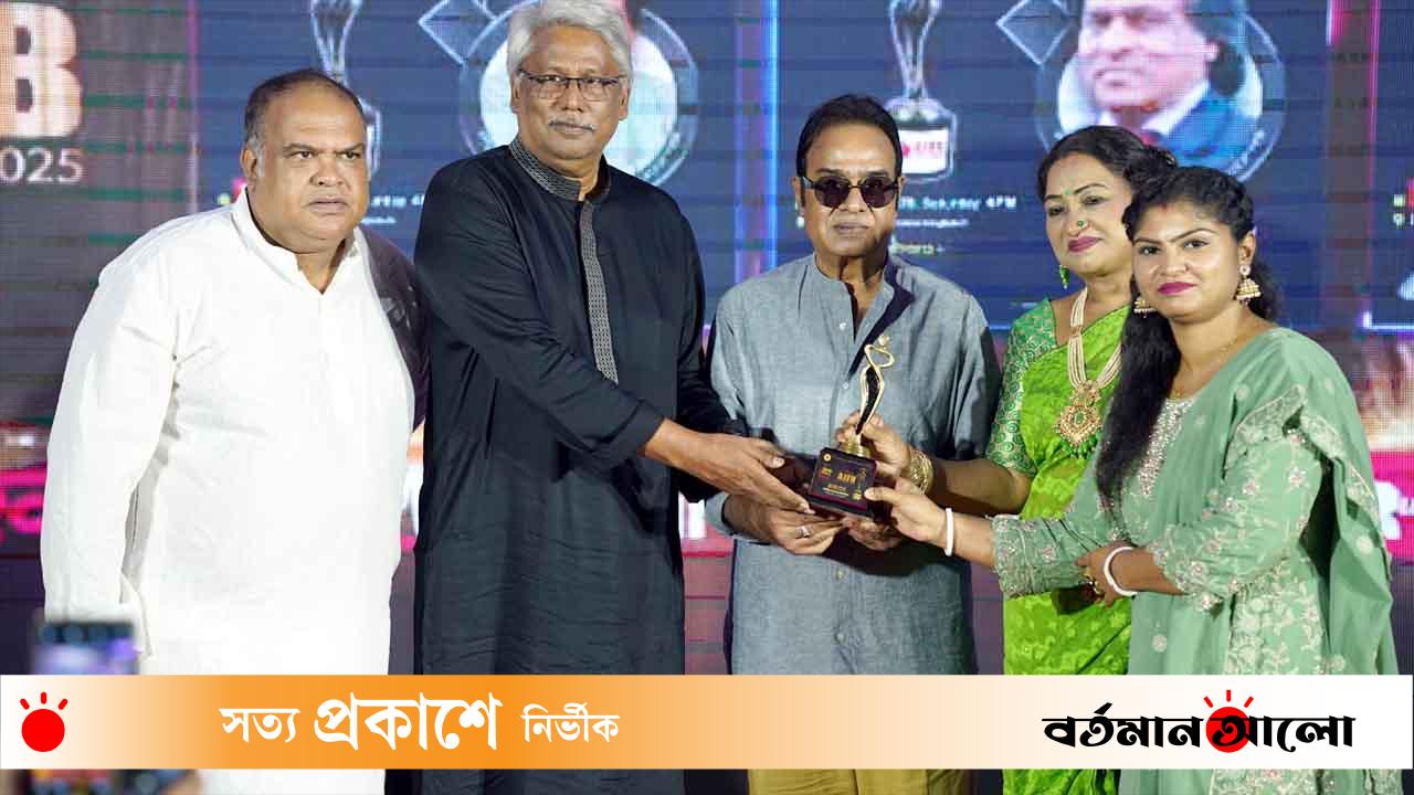 এজেএফবি স্টার অ্যাওয়ার্ড পেলেন নাট্যকার অর্পনা রানী রাজবংশী